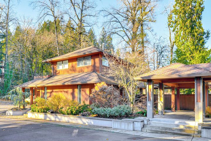 Walk to Willamette River: Studio in West Linn