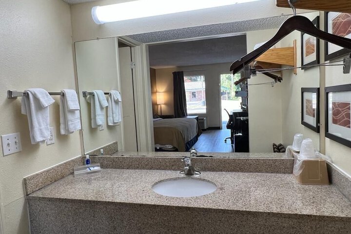 Room 3 of 28