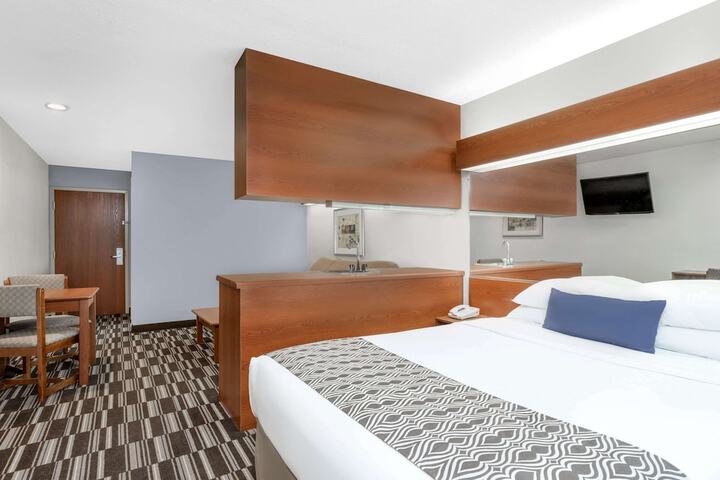 Room 7 of 18