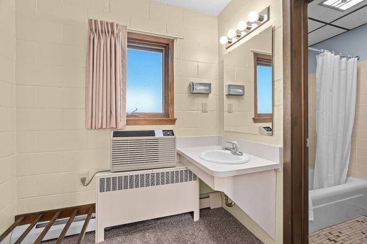 Room 9 of 34