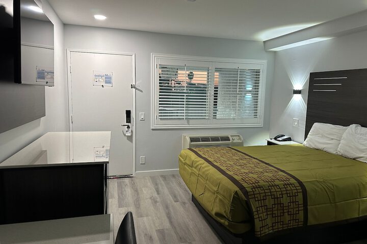 Room 5 of 10