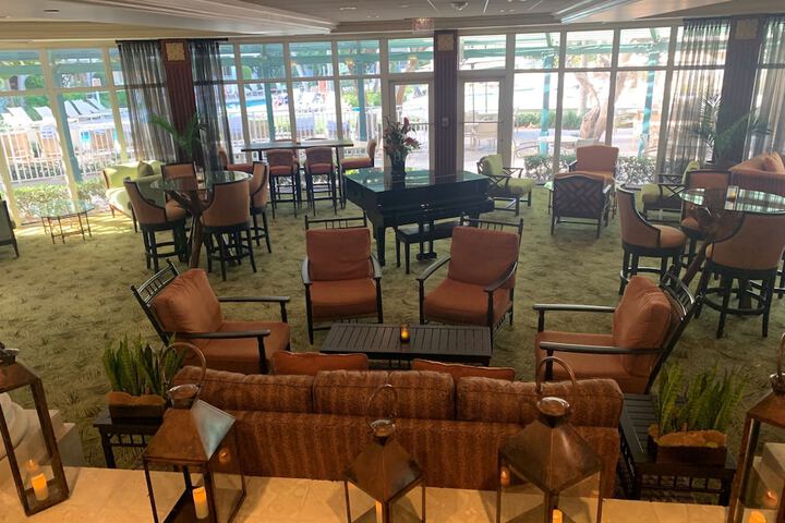 Lounge 122 of 164