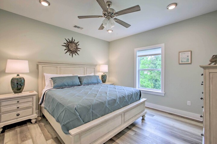 Modern Waveland Home w / Deck Walk to Beach!