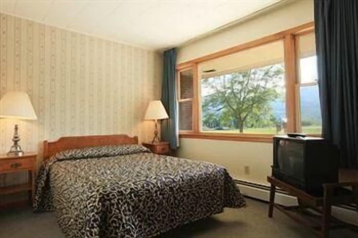 Room 8 of 18