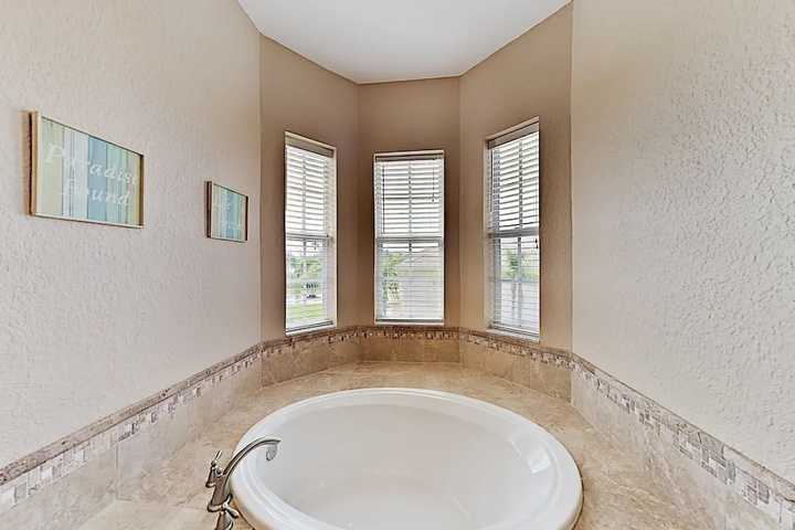 Immaculate Canal W / Pool Dock & Game Lounge 4 Bedroom Home