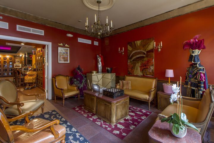 Lounge 47 of 57
