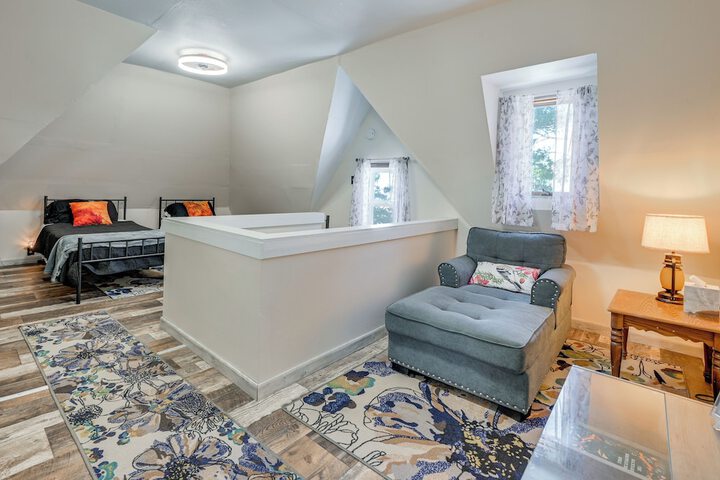 Charming Eagle Grove Farmhouse w / Patio!