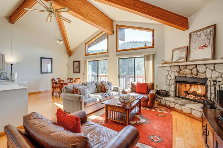 1 Mi to Diamond Peak: Townhome w / Lake Views