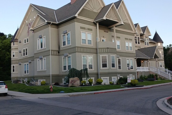 Hotel 4 of 251