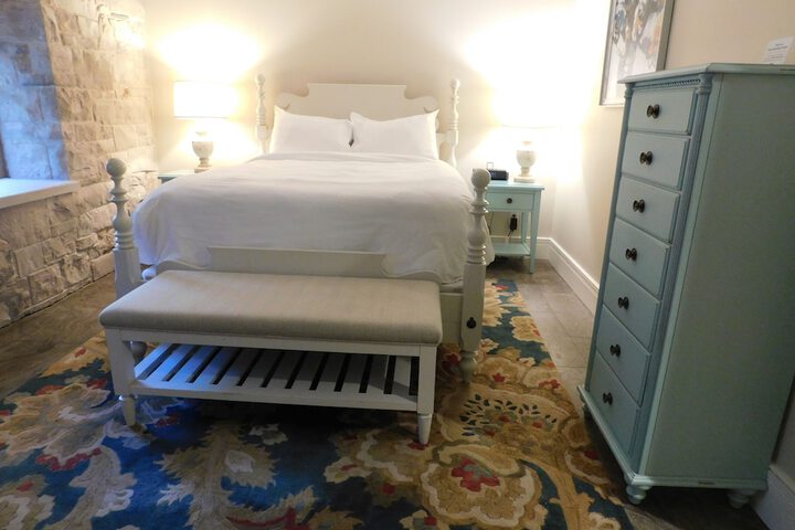 Room 27 of 89