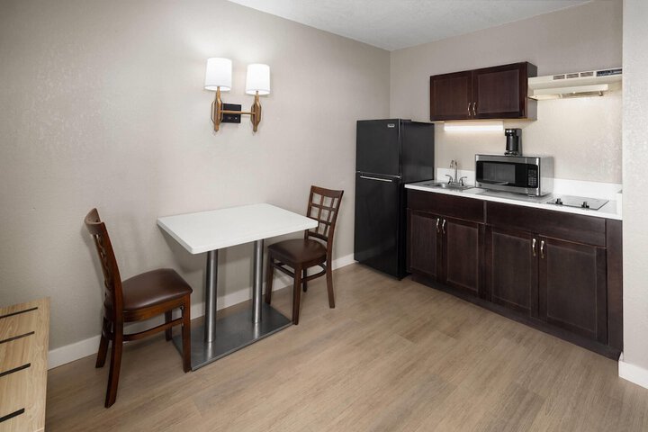 Super 8 by Wyndham Ellenton Bradenton Area