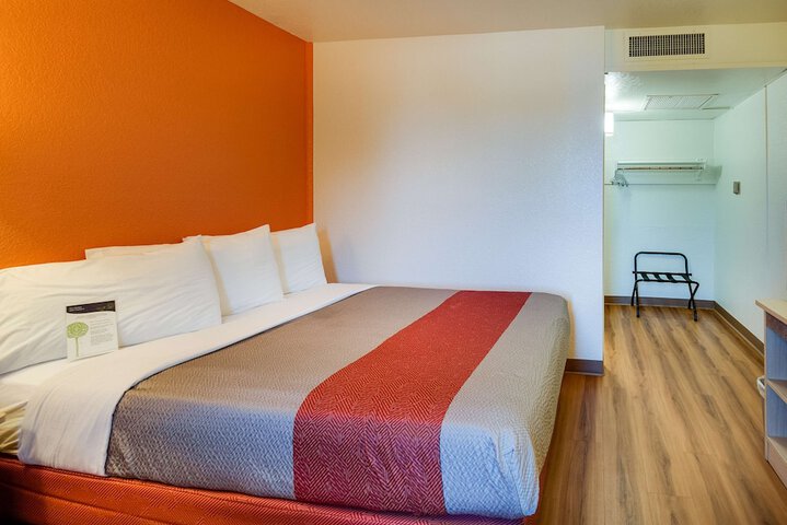 Room 13 of 30