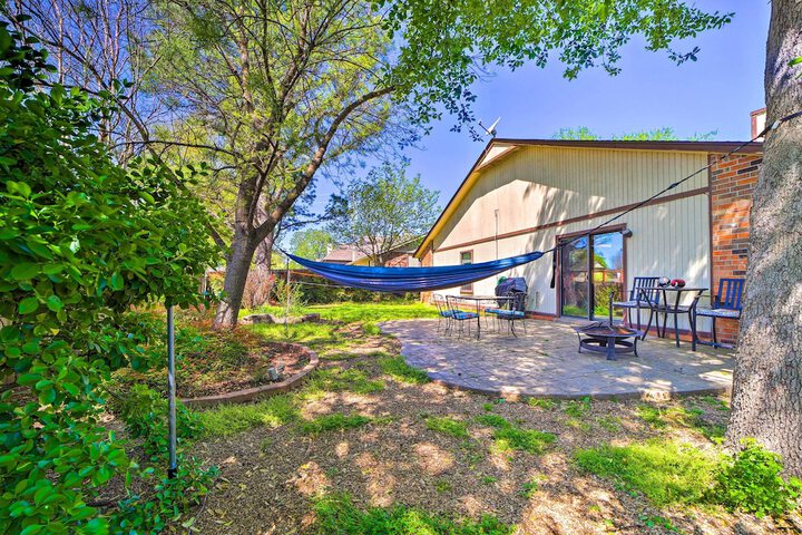 Family-friendly Broken Arrow Retreat w / Yard!