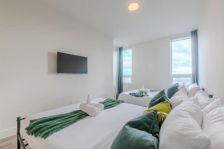 Emerald Escape Free Parking, 2 Bath, Sleeps 8 Near American Dream and The Airport, King Bed and 2 Queen Beds, Washer and Dryer