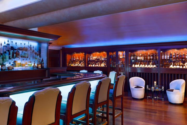 Lounge 36 of 53