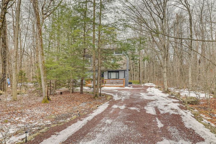 Pocono Pines Home w / Private Hot Tub!