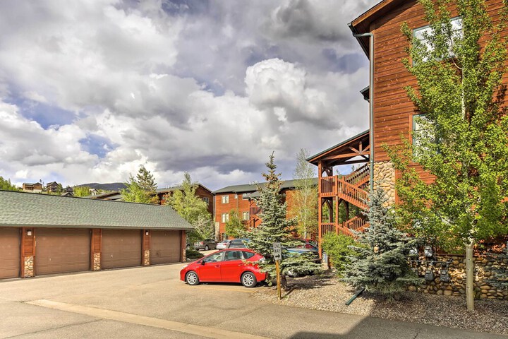 Steps to Grand Lake: Condo w / Deck & Mtn Views