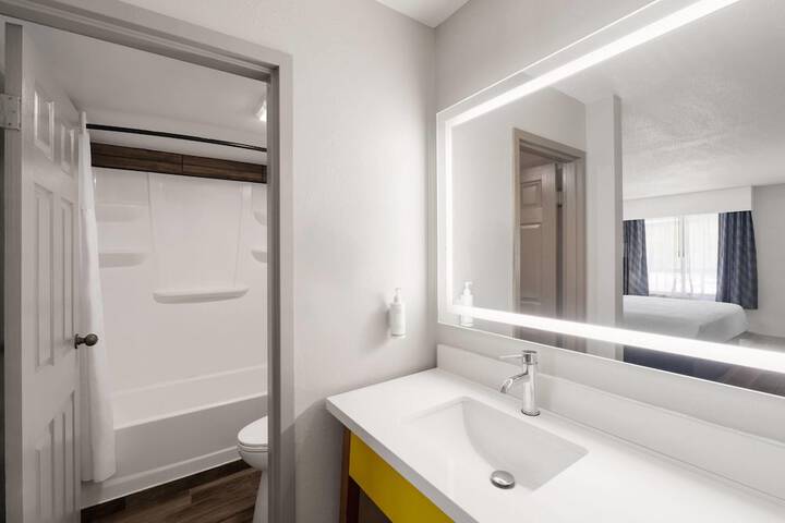 Days Inn by Wyndham Clanton AL