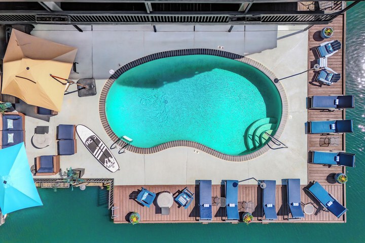 Lakeshore Inn