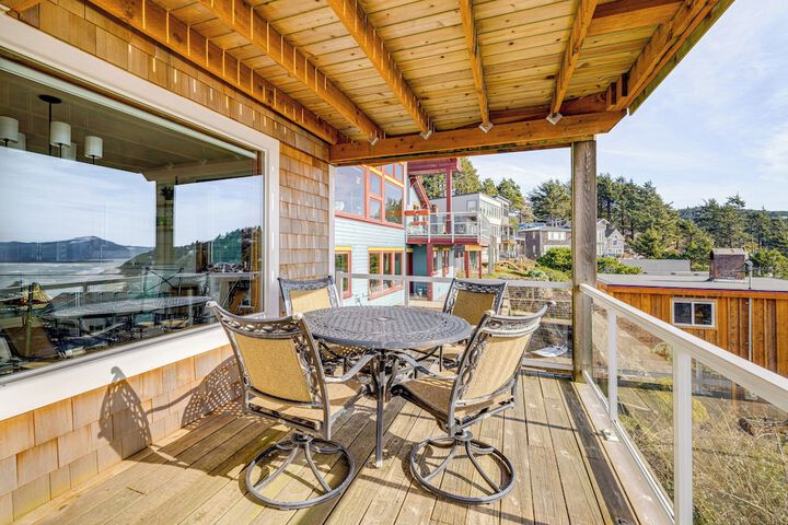Oceanside Escape w / Stunning Views: Walk to Beach!