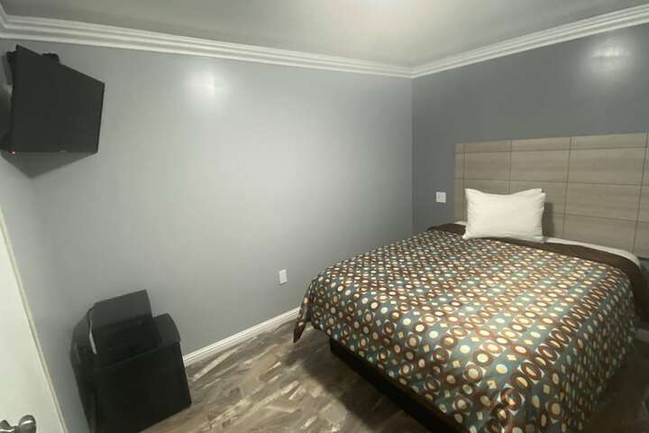 Room 5 of 12