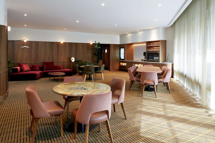 Lounge 94 of 102