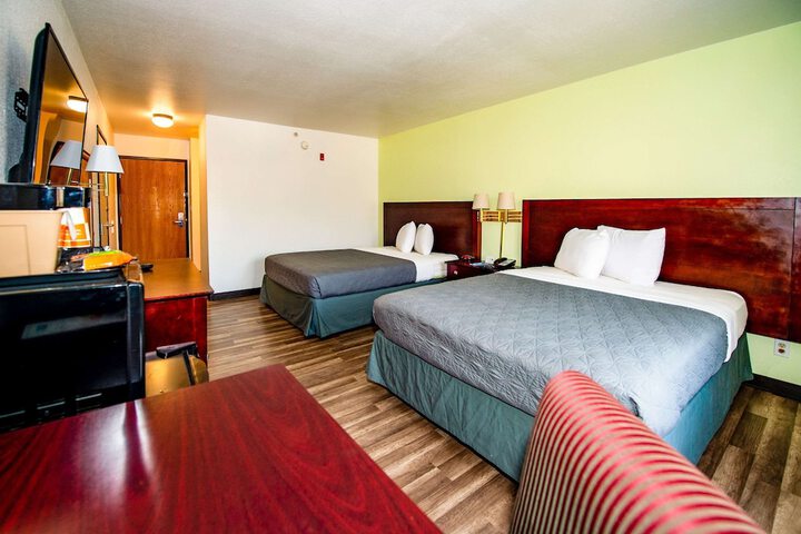 Room 32 of 49