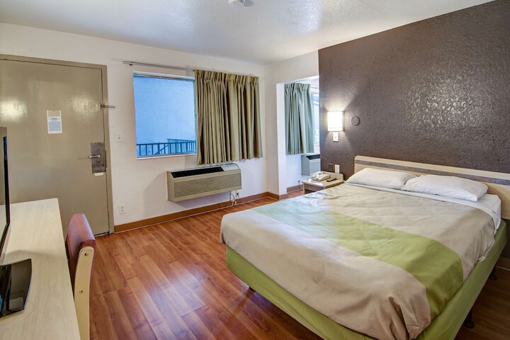Room 9 of 28