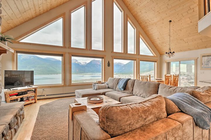 Breathtaking Views: Twin Lakes Retreat w / Deck