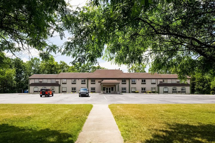 Econo Lodge Whitehall near Michigans Adventure