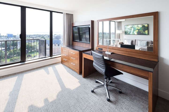 DoubleTree by Hilton Hotel & Suites Victoria