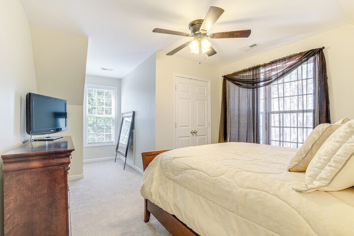Hike Golf & Boat: Wake Forest Home w / Yard