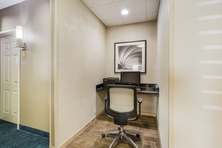 Business Center 32 of 33
