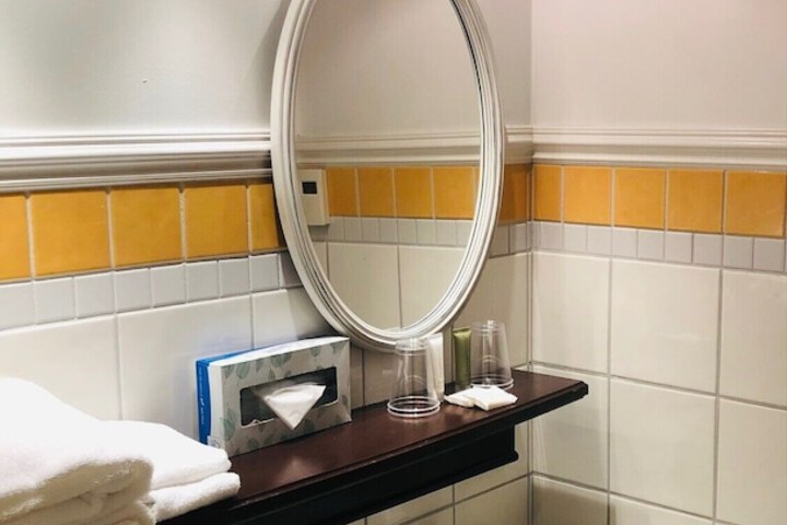 Room 12 of 27