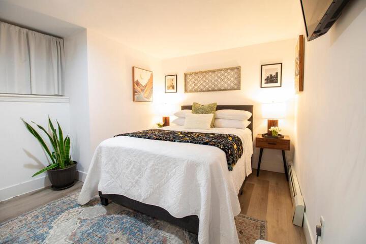 Exceptional & Central Garden Suite, Top Amenities & Care!