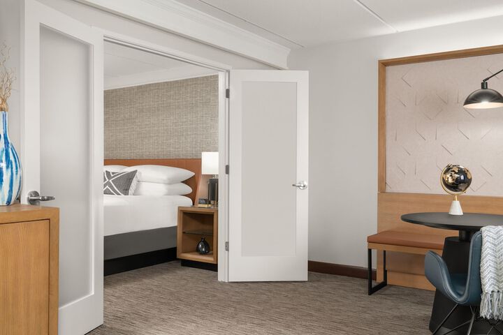 Sheraton Milwaukee Brookfield Hotel