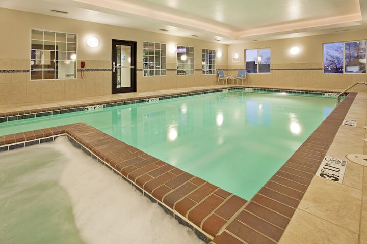 Holiday Inn Express Hotel & Suites Pittsburg by IHG
