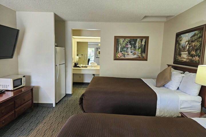 Ocairns Inn & Suites