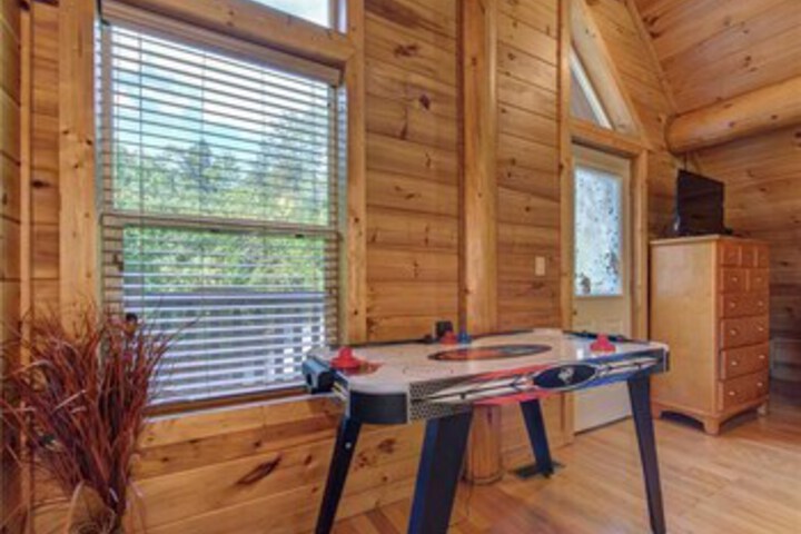 Longwalker Lodge 3 Bedrooms, Hot Tub, Game Room, Sleeps 9