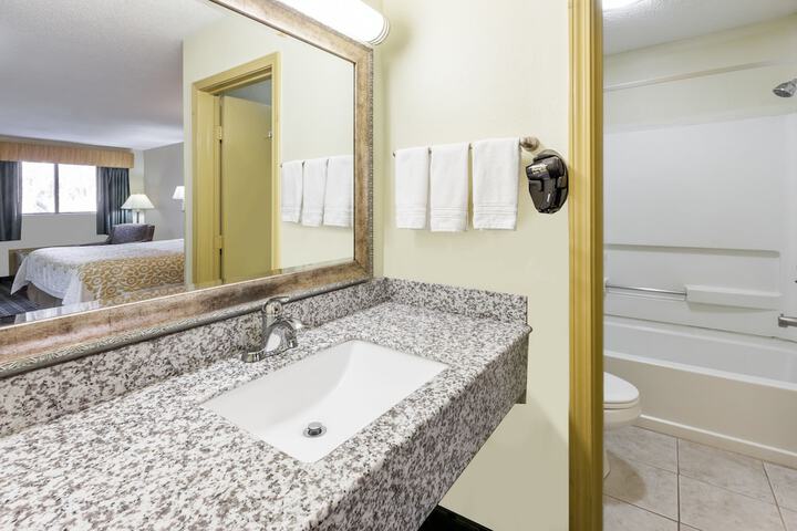 Days Inn by Wyndham Kent - Akron