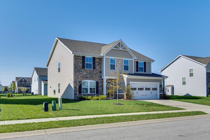 Spacious Home w / Fireplace - Near Golf!
