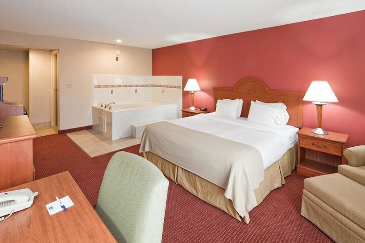 Quality Inn & Suites Lawrenceburg