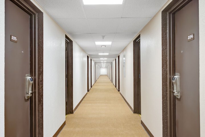 Ballroom/Hall 28 of 32