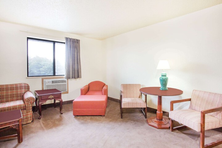 Room 8 of 16