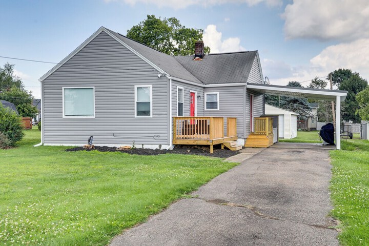 Deck & Patio: Inviting Abode in Natrona Heights!