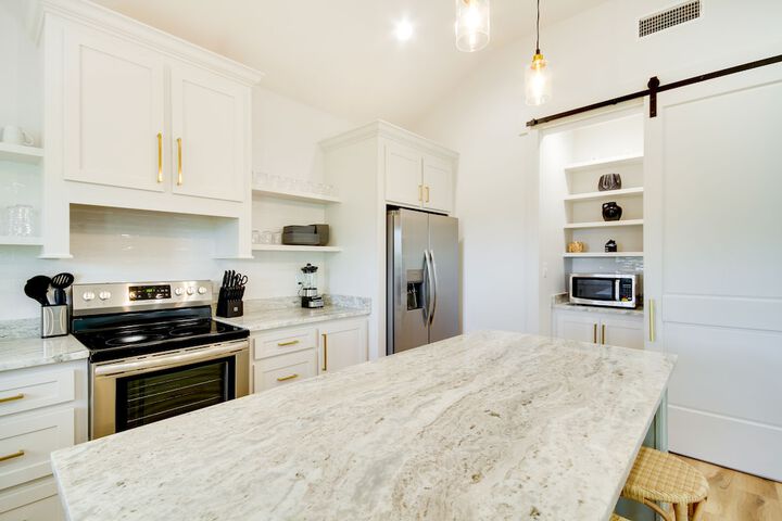Lovely Bay St. Louis Retreat w / Dock & Canal Access