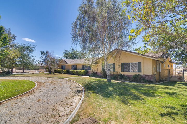 Spacious Lancaster Family Ranch - BBQ & Patio