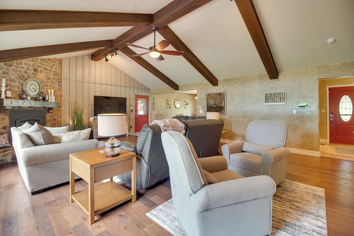 On-site Lake Access: Group Getaway in Afton