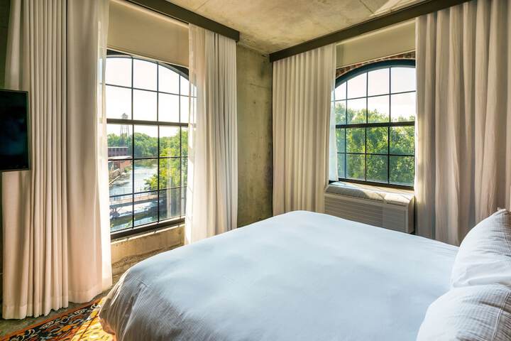 The Loom Hotel Tapestry Collection by Hilton