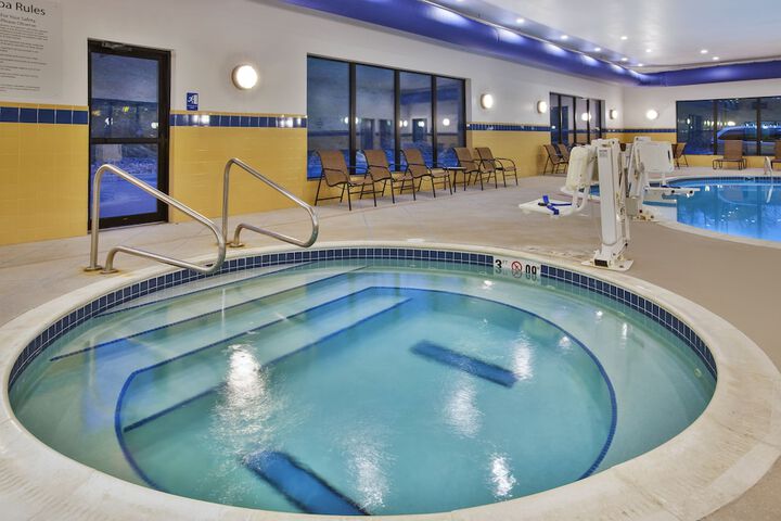 Holiday Inn Express & Suites Washington - Meadow Lands by IHG